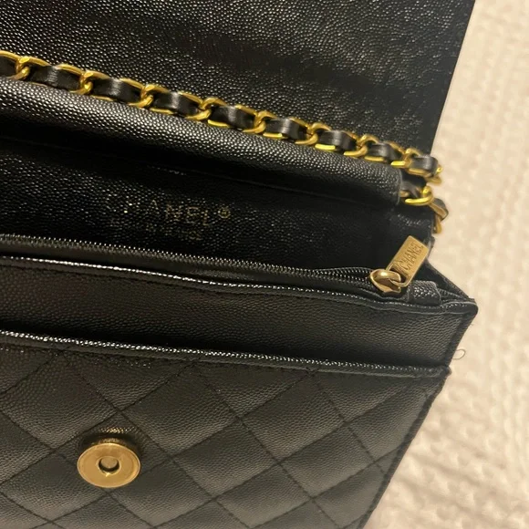 CHANEL Black Quilted Shoulder Bag with Gold Chain - Picture 4 of 5